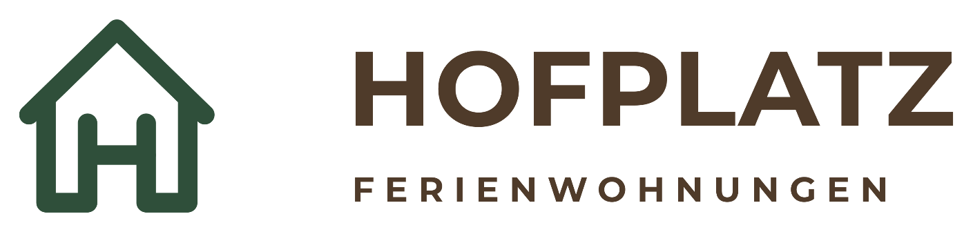 Hofplatz Ferienwohnungen – Logo mit grünem Haus-Signet und braunem Schriftzug